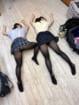 【画像】制服女子さん、おふざけ写真を投稿するもパンツ見えてるのに気づいてないｗ
